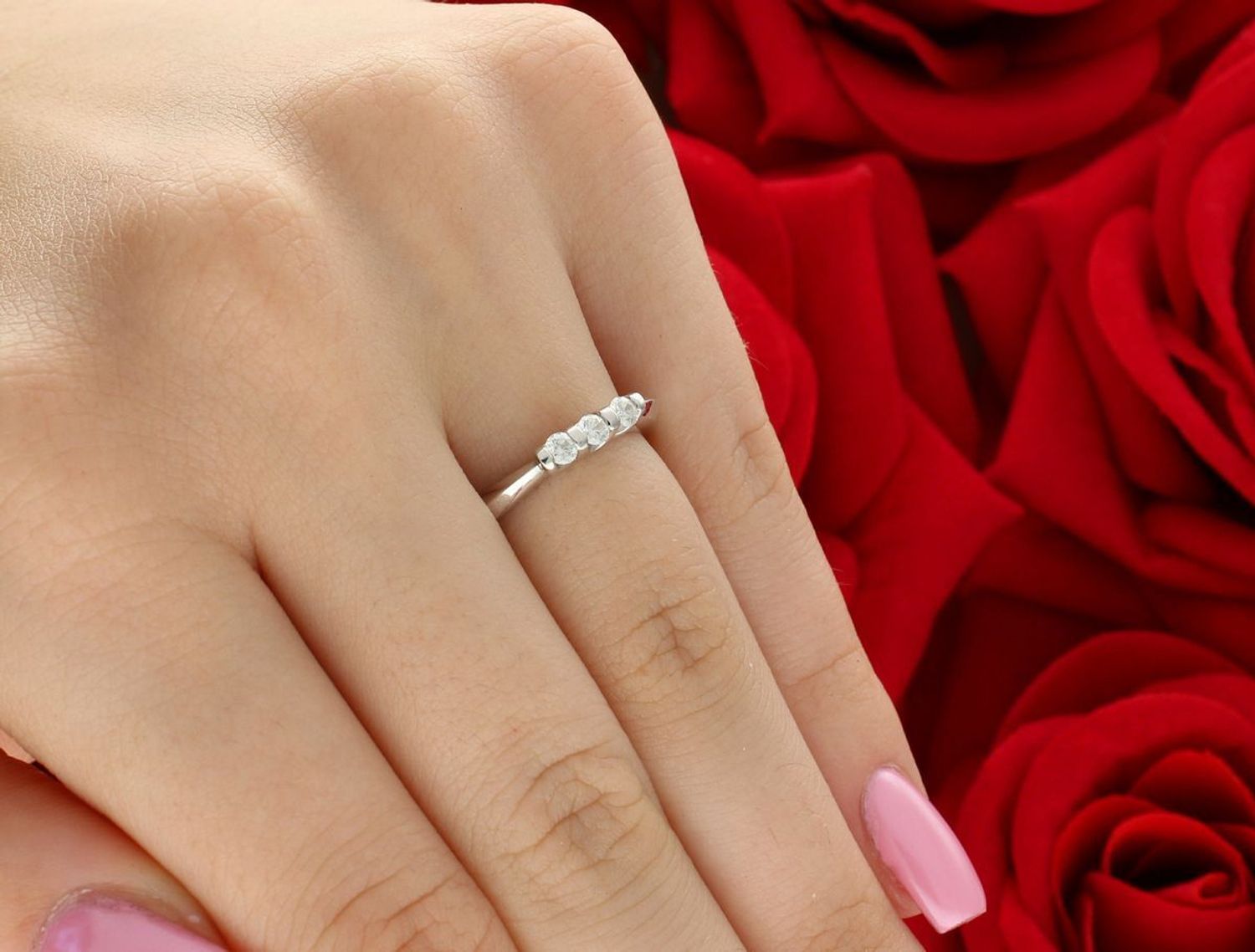 Elegancki pierścionek z białego złota próby 585, ozdobiony trzema brylantami o łącznej masie 0,20 ct, czystości P i barwie H. Idealny na prezent i wyjątkowe okazje.1.jpg